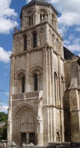 Façade de l'église Sainte-Radegonde à Poitiers