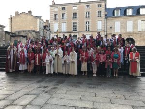 Les confirmands sur le parvis de la Cathédrale de Poitiers prêts à entrer pour la célébration de la confirmation