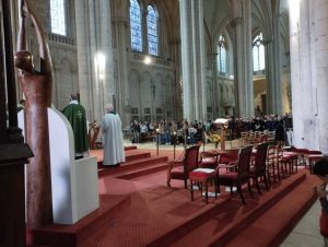 Assemblée lors de la messe à la Cathédrale pour la journée de rentrée de la paroisse de la Trinité de Poitiers, 16 octobre 2022