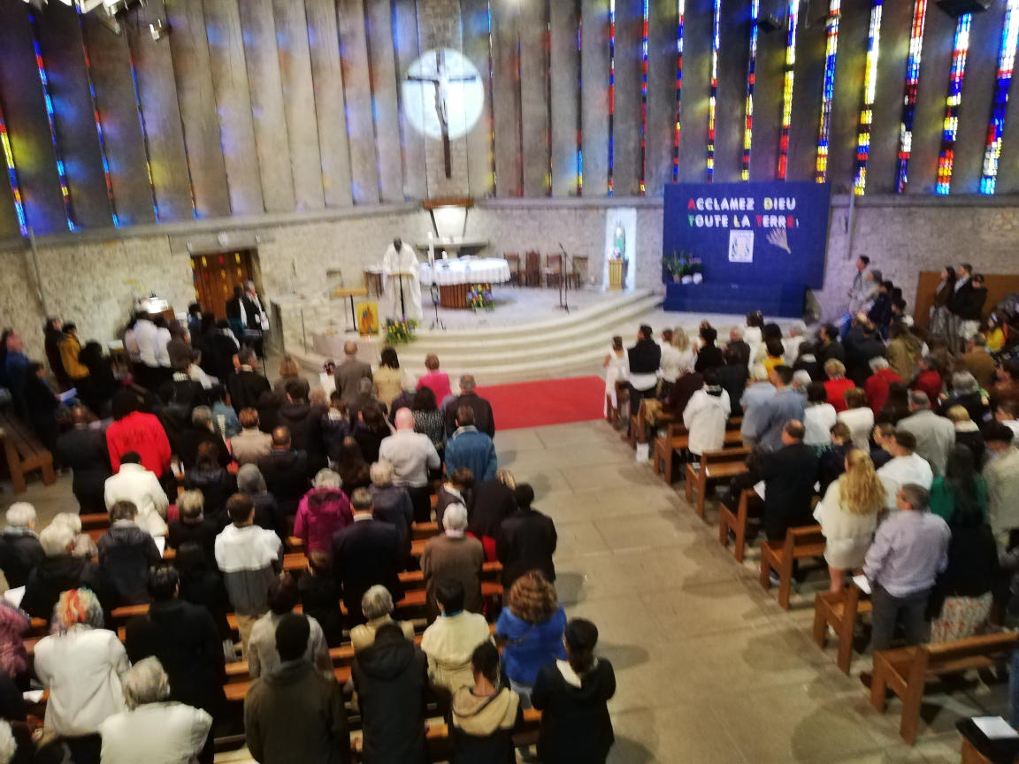 Assemblée nombreuse pour la messe de Première communion à l'église Saint-Paul, paroisse de la Trinité de Poitiers, d'enfants du catéchisme