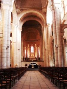 Nef de l'église Saint-Hilaire, paroisse de la Trinité de Poitiers