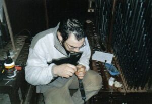 Gérard Bancells harmonise un tuyau à la fin de la restauration du grand orgue Wenner de l'église Saint-Hilaire à Poitiers
