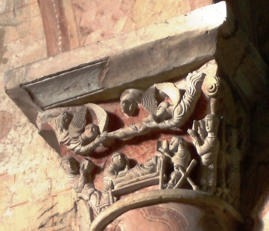 Poitiers, église Saint-Hilaire : chapiteau du transept représentant la mort de Saint Hilaire