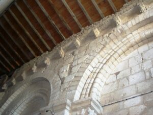 Mur oriental du clocher de l'église Saint-Hilaire, paroisse de la Trinité de Poitiers