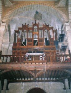 Remontage du buffet lors de la restauration du grand orgue Wenner de l'église Saint-Hilaire à Poitiers