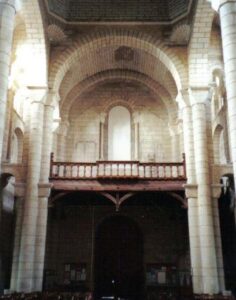 La tribune vide après le départ en juillet 2003 pour restauration du grand orgue Wenner de l'église Saint-Hilaire à Poitiers
