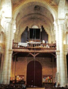 Pose de la flûte de 16 pieds lors de la restauration du grand orgue Wenner de l'église Saint-Hilaire à Poitiers