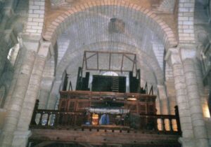 Pose du soubassement lors de la restauration du grand orgue Wenner de l'église Saint-Hilaire à Poitiers